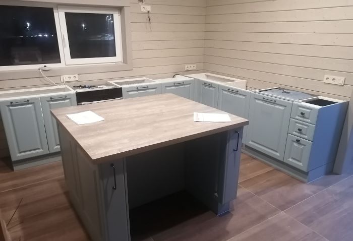 Кухня без навесных секций