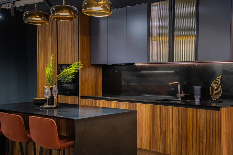 Кухня линейная планировка с группой колонн Кухня Ритмо-Софт