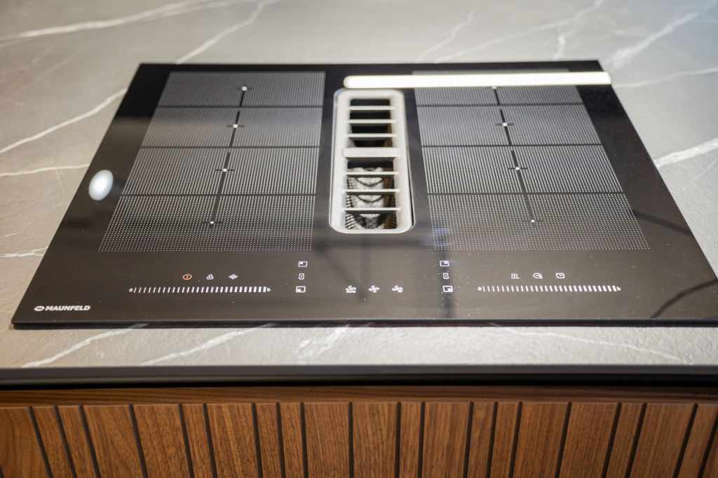 Кухня "Ритмо" со столешницей из крупноформатной керамики