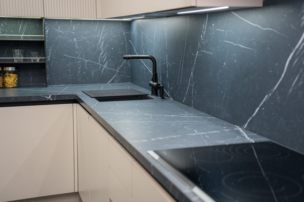 Кухня с керамической столешницей и керамическим фартуком