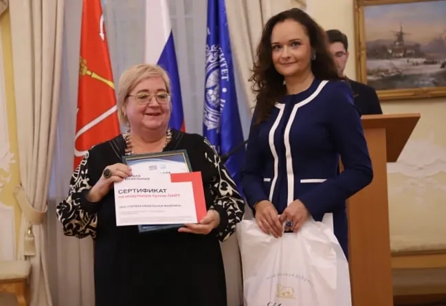 Первая мебельная вручила подарки семьям учителей