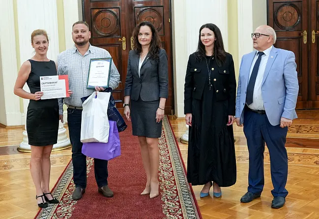 Первая мебельная вручила подарочные сертификаты семьям врачей